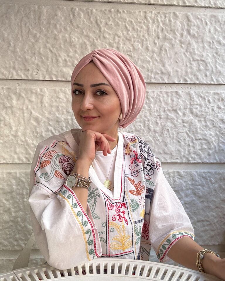 Burgu Detaylı Hazır Bone – Pudra