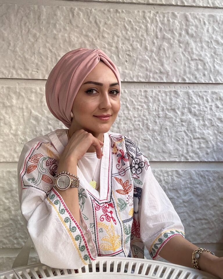 Burgu Detaylı Hazır Bone – Pudra