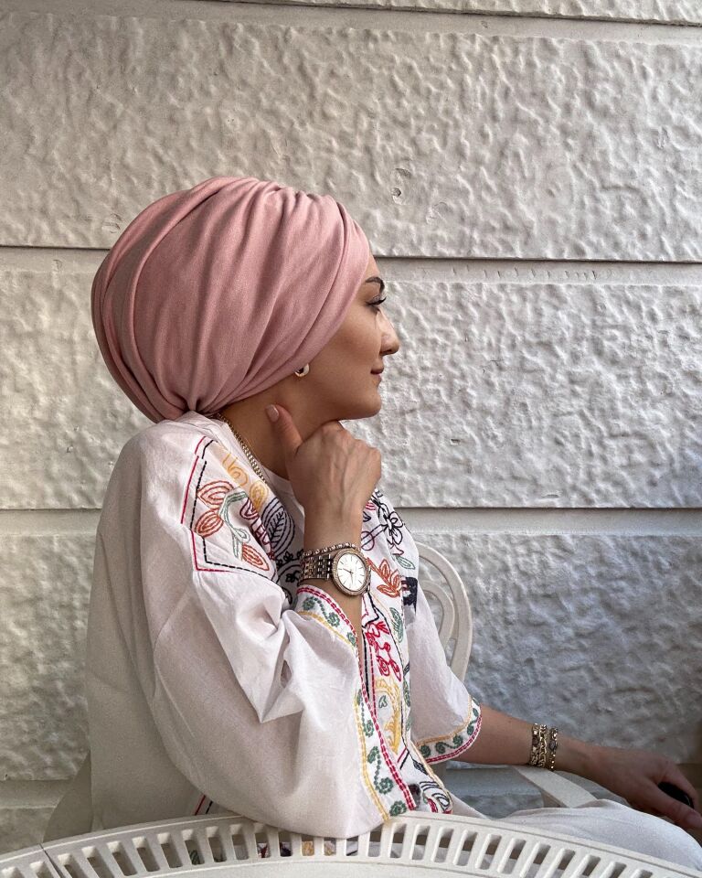 Burgu Detaylı Hazır Bone – Pudra