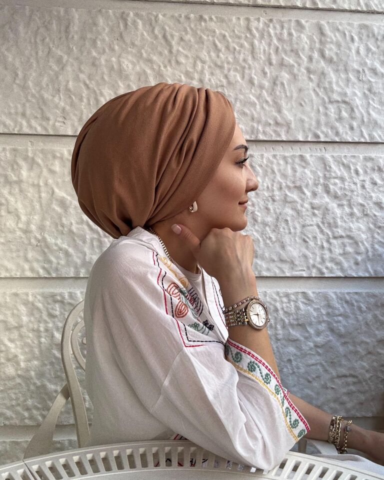 Burgu Detaylı Hazır Bone – Karamel