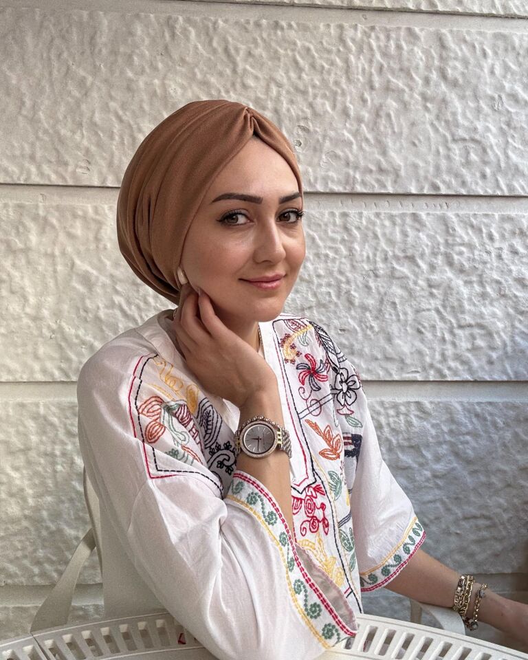 Burgu Detaylı Hazır Bone – Karamel