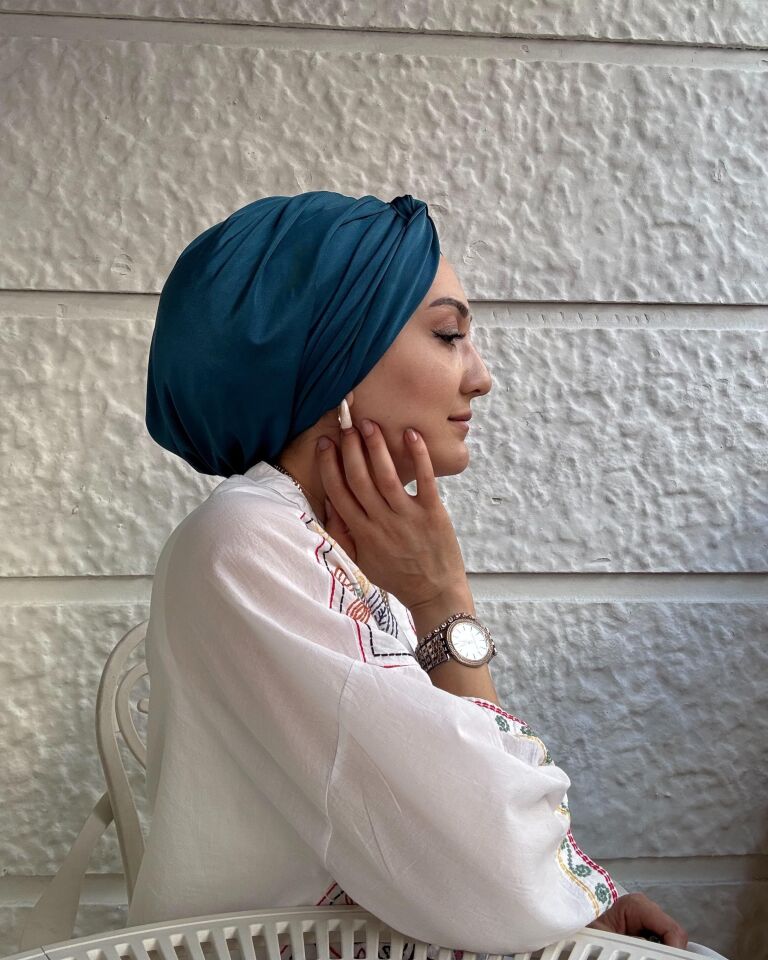 Burgu Detaylı Hazır Bone – Petrol Mavisi