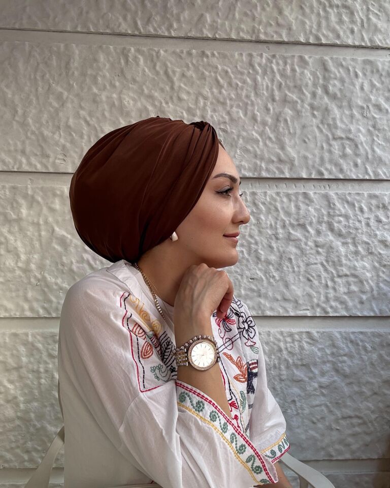 Burgu Detaylı Hazır Bone – Çikolata Kahve