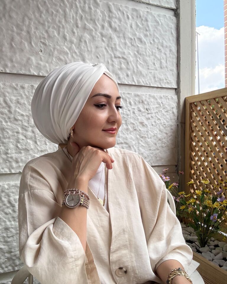 Burgu Detaylı Hazır Bone – Ekru