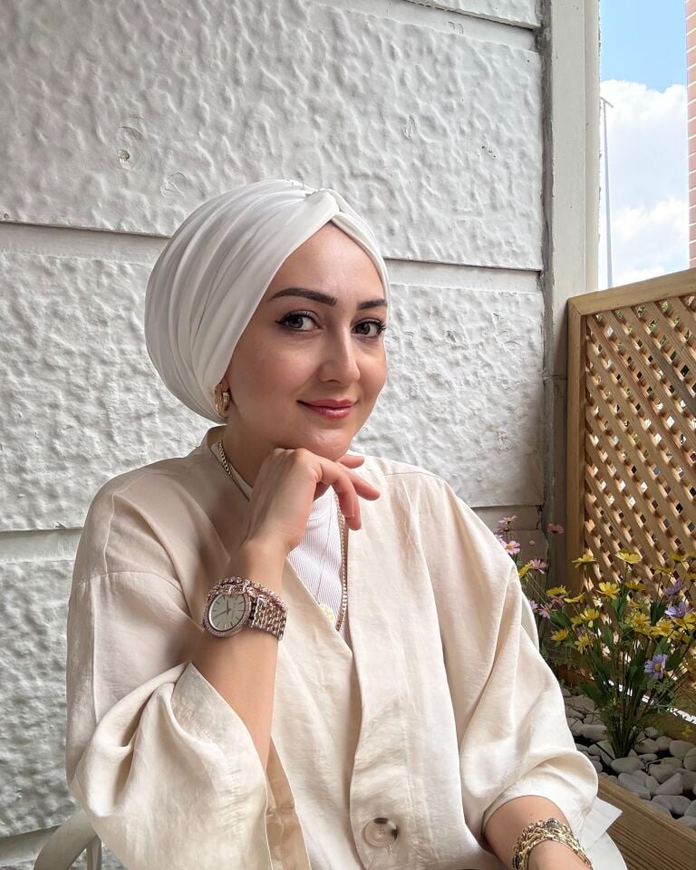 Burgu Detaylı Hazır Bone – Ekru