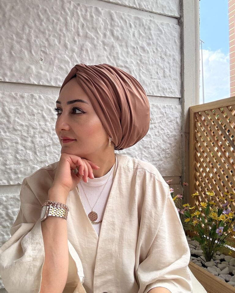 Burgu Detaylı Hazır Bone – Açık Kahve