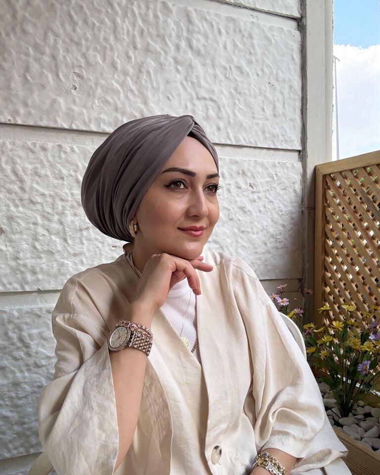 Burgu Detaylı Hazır Bone – Koyu Vizon